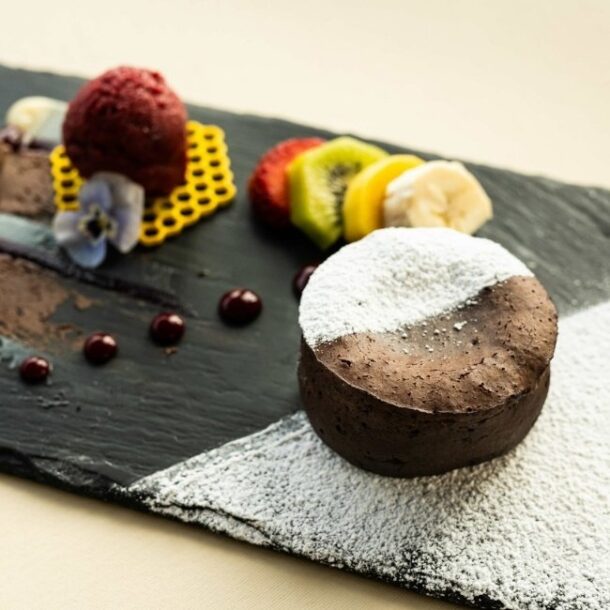 Csokoládé souffle, erdei gyümölcs sorbet, gyümölcsök a Vogue étteremhajón Budapesten, a Dunán.