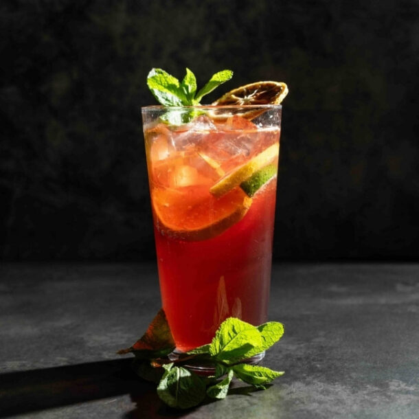 Epres limonádé az asztalon mentával díszítve a Vogue étteremhajón Budapesten, a Dunán.