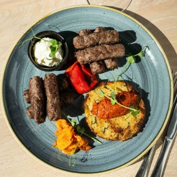 Grillezett csevapcsicsa kajmakon, ajvár, házi röszti, édesburgonya-chips a Vogue étteremhajón Budapesten, a Dunán.