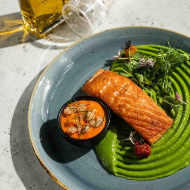 Grillezett lazac a Vogue étteremhajón Budapesten, a Dunán.