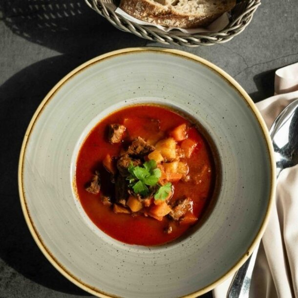 Gulyásleves a Vogue étteremhajón Budapesten, a Dunán.