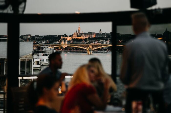 Romantikus vacsorahelyszín a Dunán, Budapesten, kilátással a Margit hídra és a Budai Várra a Vogue étteremhajón.